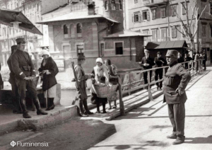 Jugoslavenski žandari na privremenom međugraničnom mostu nad Rječinom 1925. godine